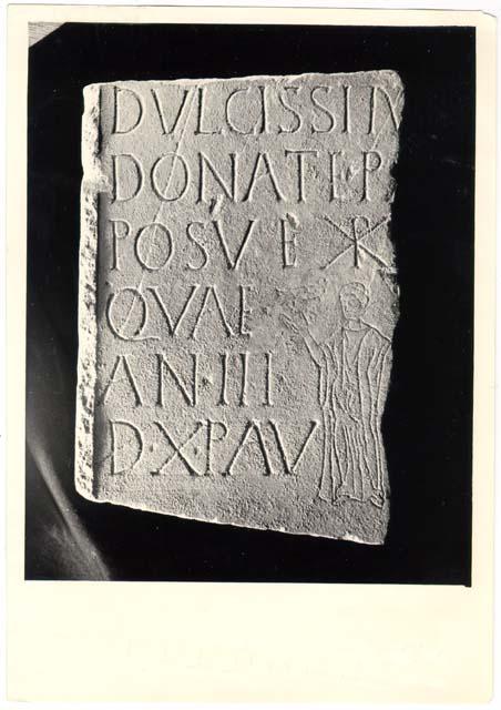 Frammento di titolo con iscrizione in lingua latina di età cristiana