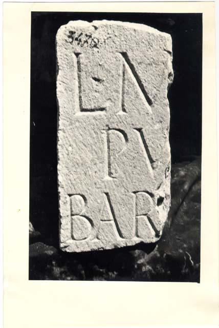 Frammento di cippo iscrizione in lingua latina di età imperiale