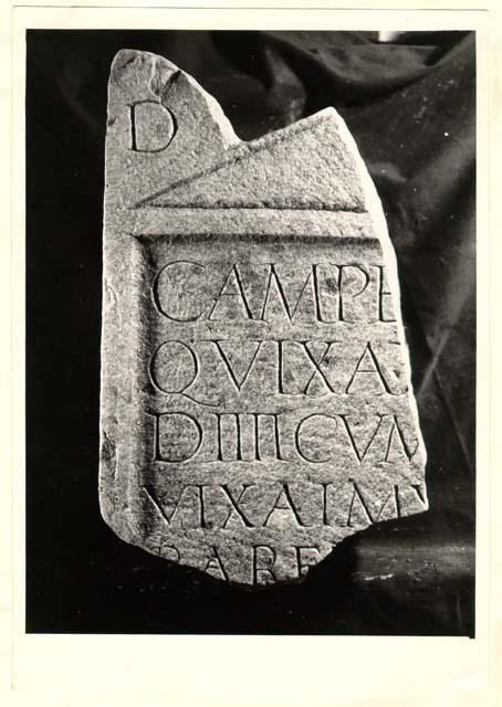 Frammento di stele con iscrizione in lingua latina di età imperiale