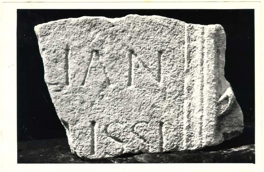 Frammento di sarcofago con iscrizione in lingua latina di età imperiale