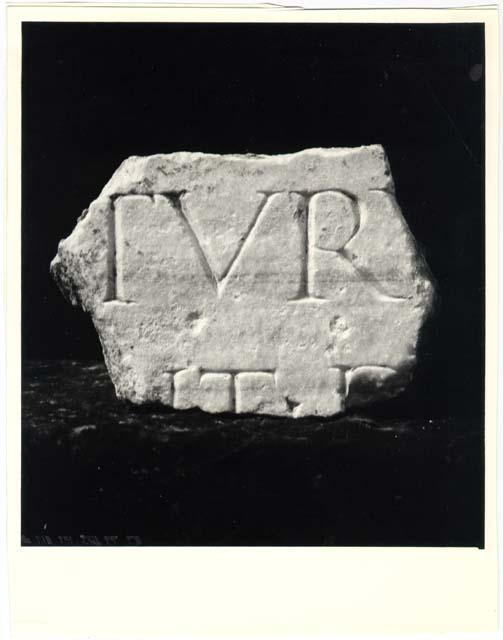 Frammento di sarcofago con iscrizione sepolcrale in lingua latina di età imperiale