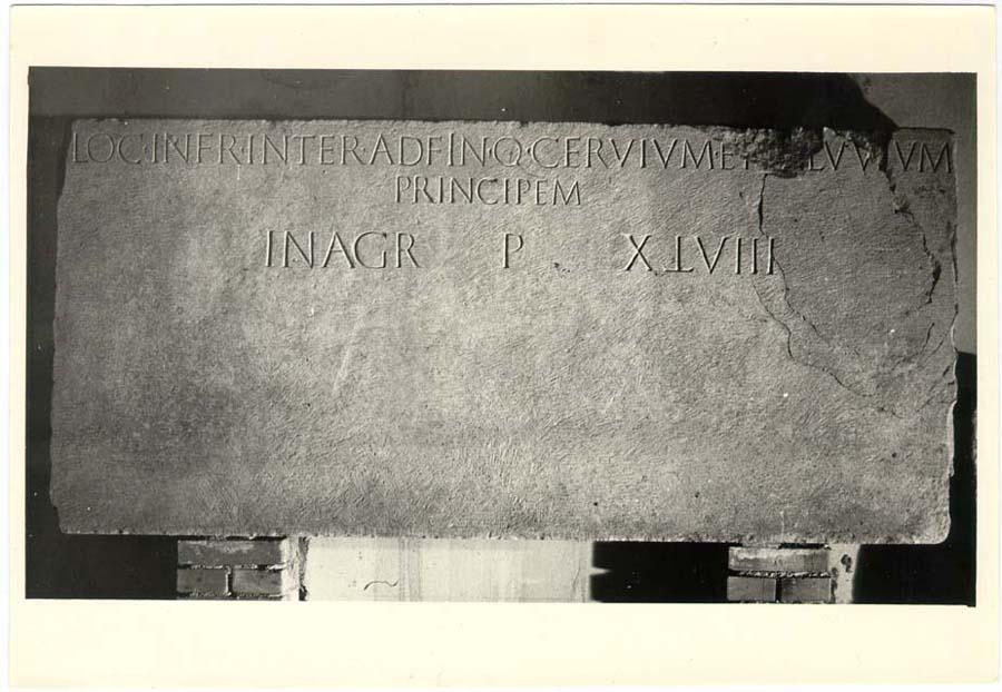 Lastra sepolcrale con iscrizione in lingua latina di età imperiale