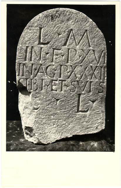 Frammento di cippo-base senza nome con iscrizione in lingua latina di etàimperiale