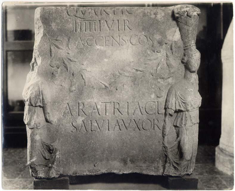 Cippo con iscrizione in lingua latina di età imperiale