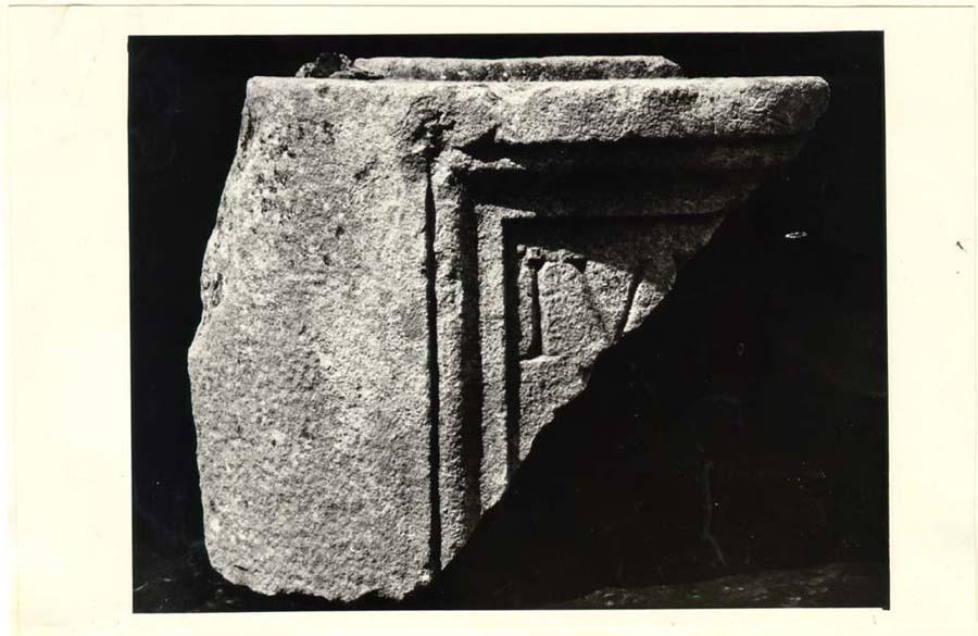 Frammento di ara con iscrizione in lingua latina di età imperiale