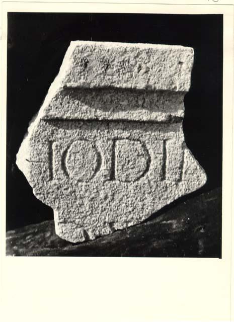 Frammento di sarcofago con iscrizione in lingua latina di età imperiale