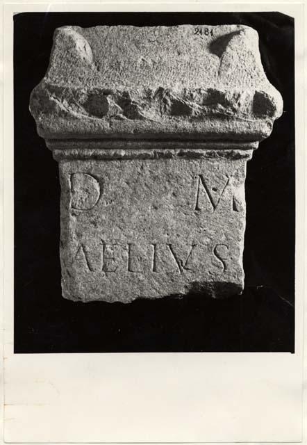 Frammento di cippo con iscrizione in lingua latina di età imperiale