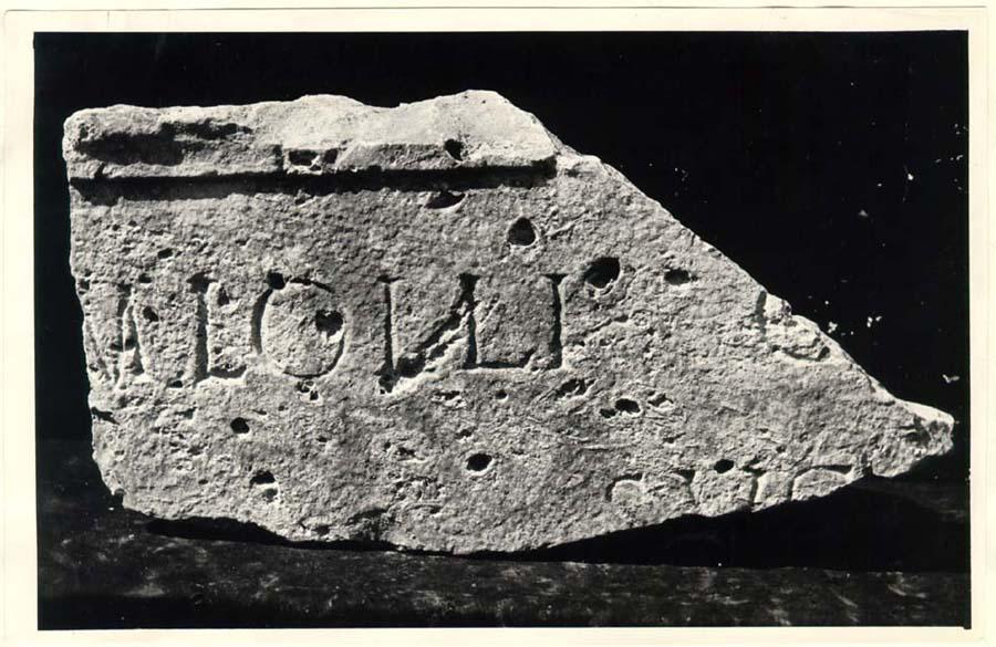 Frammento di sarcofago con iscrizione in lingua latina di età imperiale