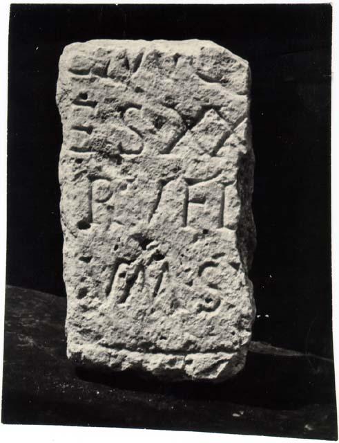 Frammento di lastra con iscrizione in lingua latina di età cristiana