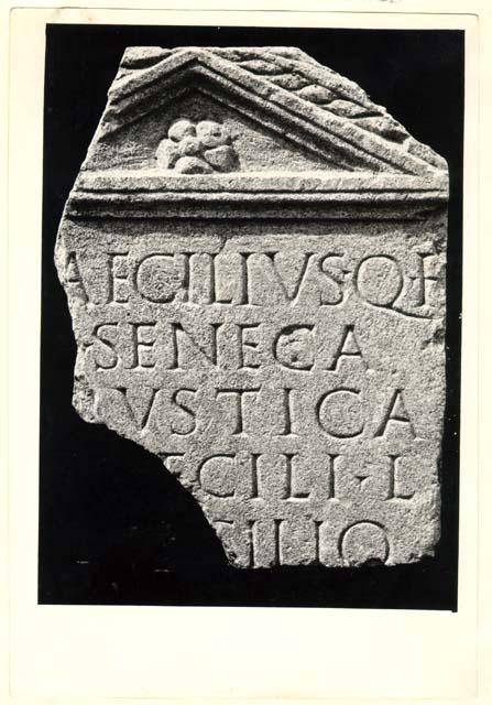 Frammento di stele iscrizione in lingua latina di età imperiale