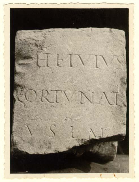 Frammento di ara con iscrizione in lingua latina di età imperiale