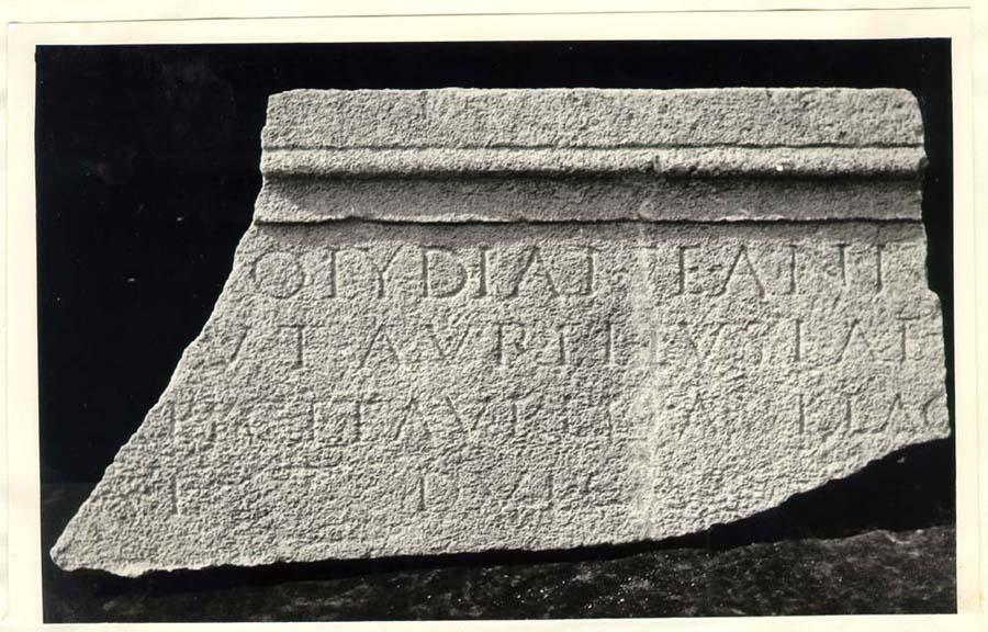 Frammento di sarcofago con iscrizione in lingua latina di età imperiale