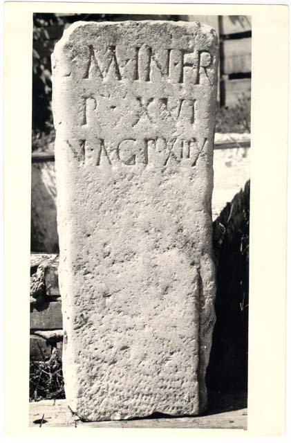 Cippo-base senza nome con iscrizione in lingua latina di età imperiale