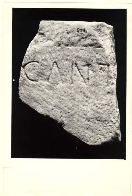 Frammento di sarcofago iscrizione in lingua latina di età imperiale