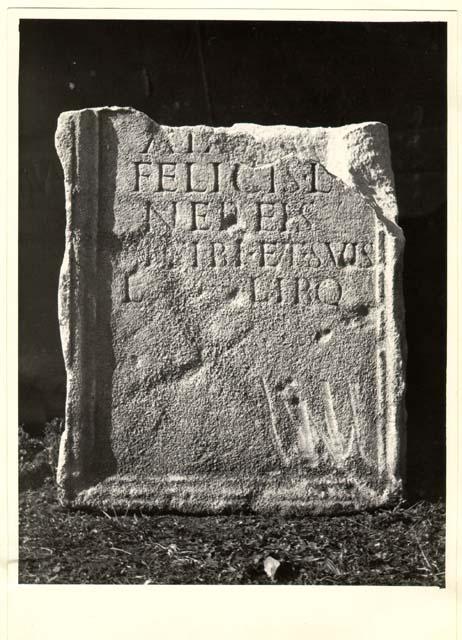 Frammento di ara con iscrizione in lingua latina di età imperiale