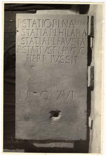 Stele con iscrizione in lingua latina di età imperiale
