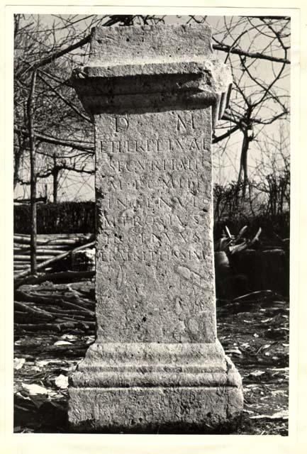 Ara con iscrizione in lingua latina di età imperiale