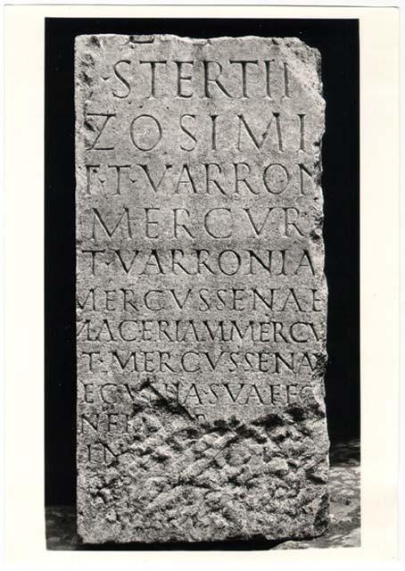 Cippo con iscrizione in lingua latina di età imperiale