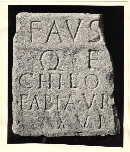 Frammento di tavola con iscrizione in lingua latina di età imperiale